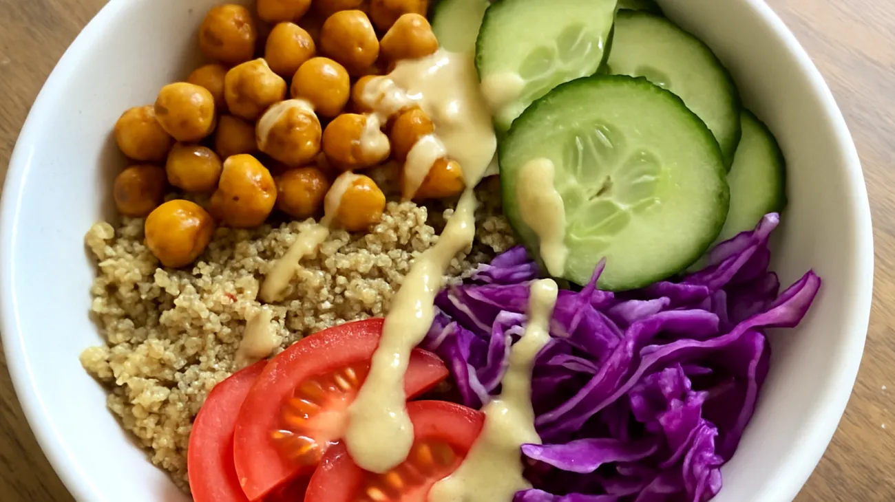 Amaranth-Quinoa-Bowl mit gerösteten Kichererbsen und Tahini-Dressing"
