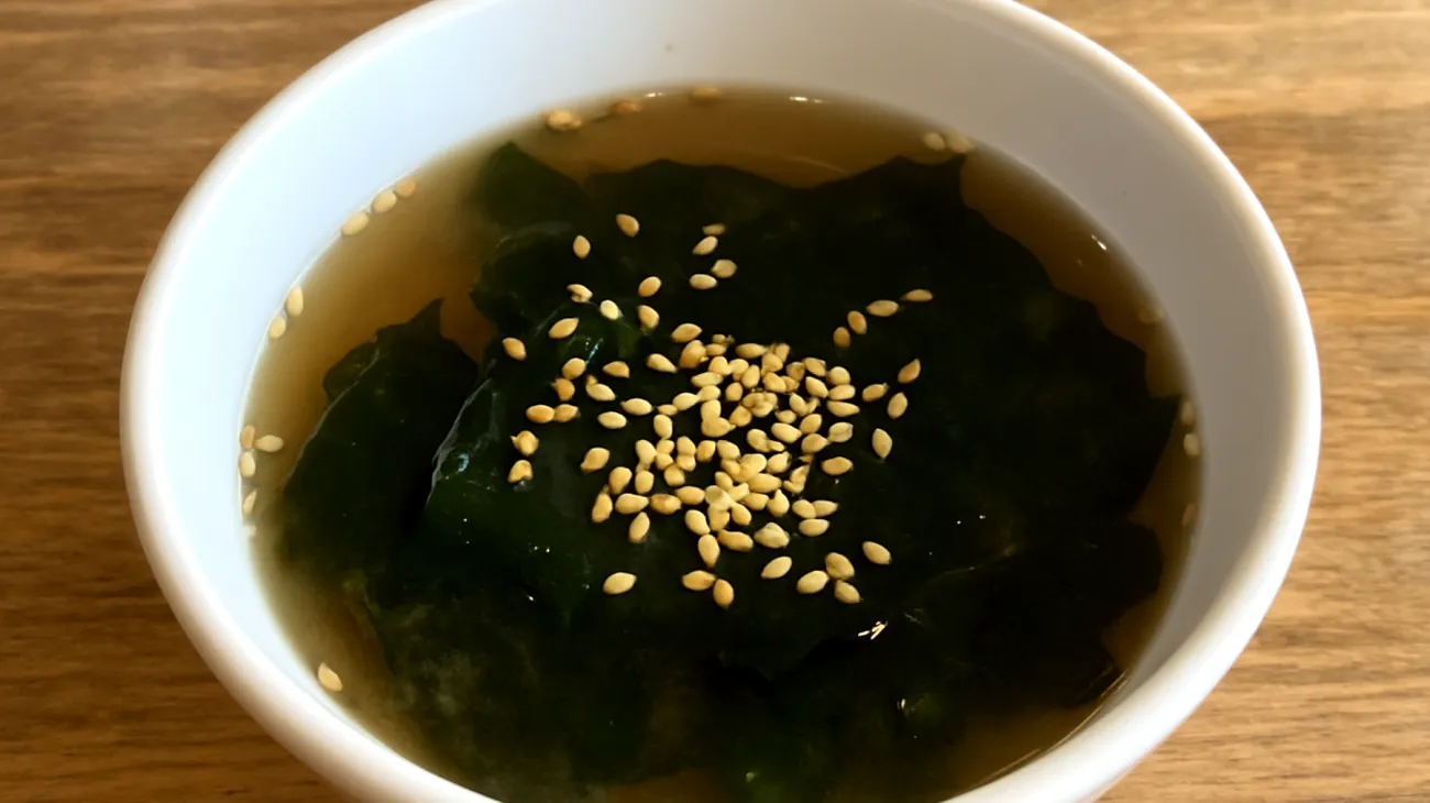 Miso-Wakame-Brühe mit gerösteten Hanfsamen"