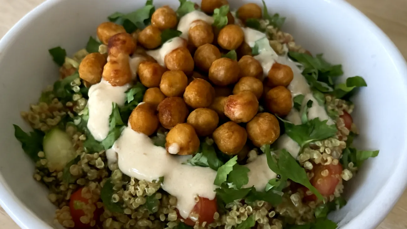 Quinoa-Salat mit gerösteten Kichererbsen und Tahini-Dressing"